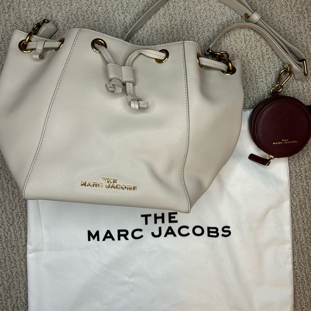MARC JACOBS OAT MILK BUCKET BAG WITH STRAP AND CIRCLE BAG